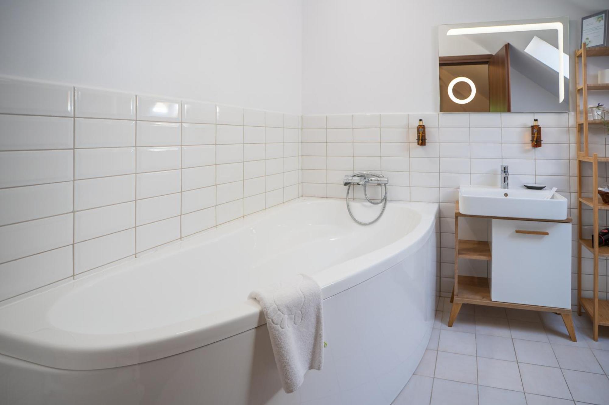 Opus Villa Sinaia Dış mekan fotoğraf Bathroom with a bathtub