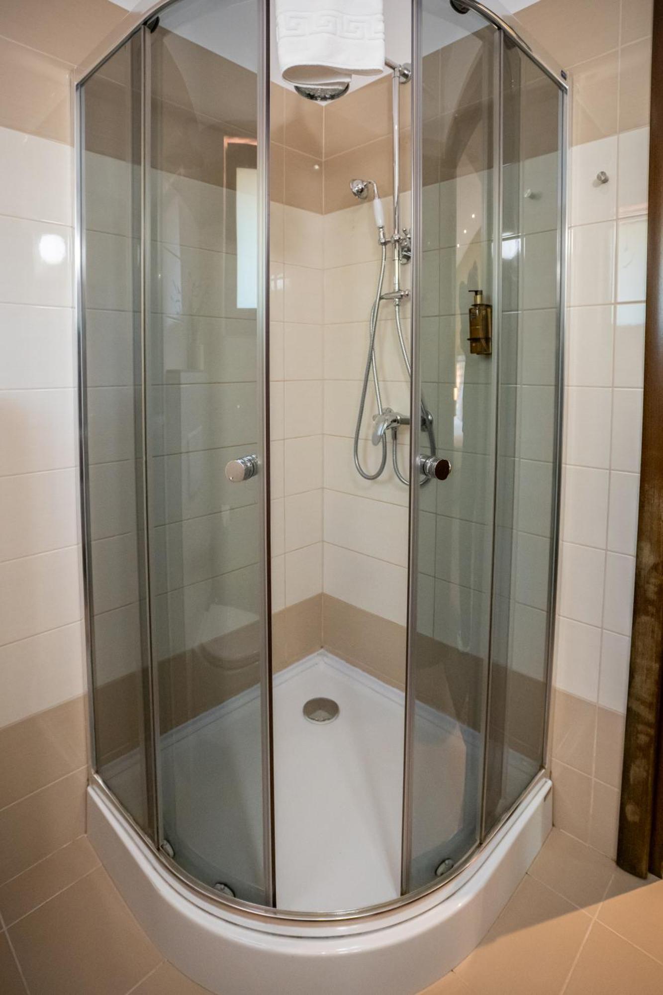 Opus Villa Sinaia Dış mekan fotoğraf A shower cubicle