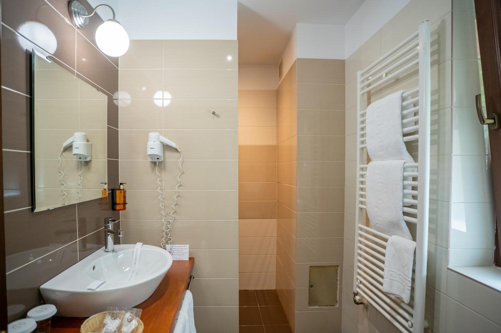 Opus Villa Sinaia Dış mekan fotoğraf A walk-in shower