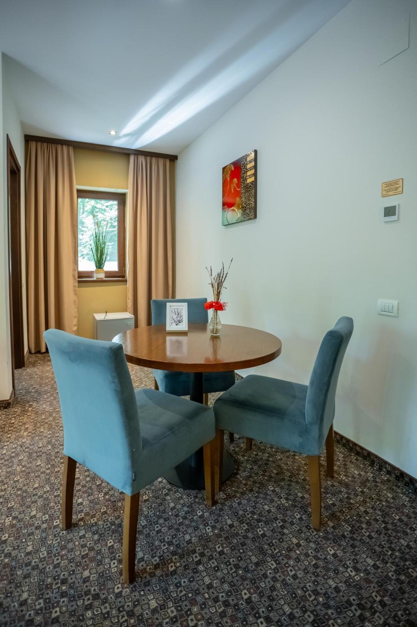 Opus Villa Sinaia Dış mekan fotoğraf A dining room